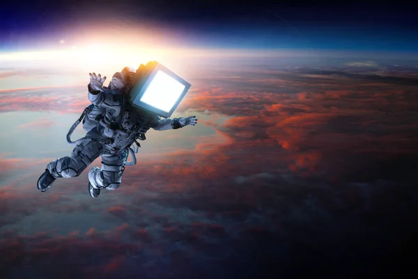 Astronaut mit Fernsehkopf im All. Gemischte Medien. — Stockfoto