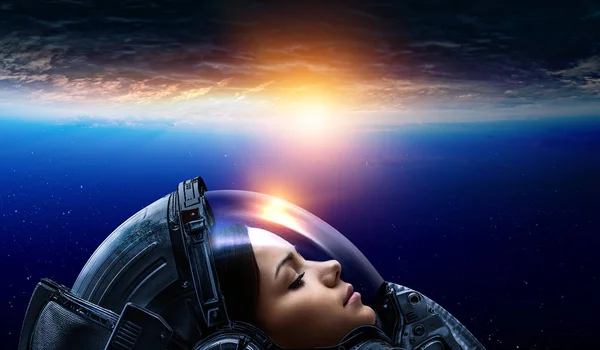 Kvinnlig astronaut i rymden på planeten omlopps bana. — Stockfoto