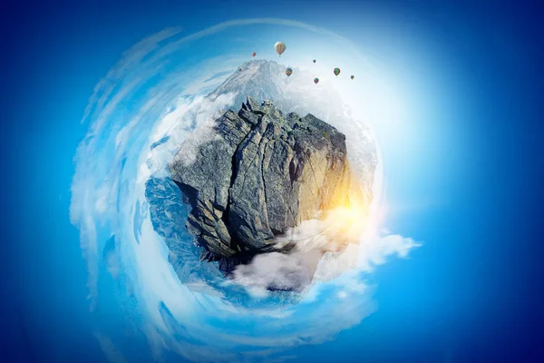 Гірський пік на синьому яскравому фоні — стокове фото