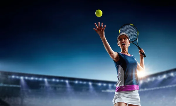 Mladá žena hraje tenis v akci. Smíšená média — Stock fotografie