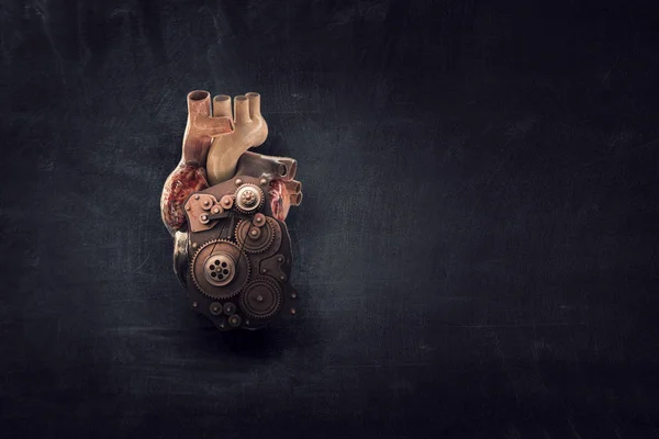 Coração anatômico feito com engrenagens e peças mecânicas — Fotografia de Stock