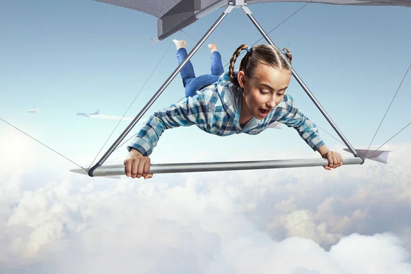 年轻女子坐着滑翔机飞行.混合媒体 — 图库照片