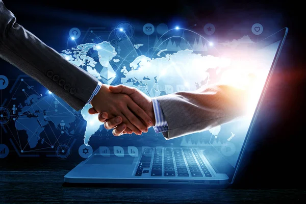Handshake biznesu przez mężczyznę i kobietę, i laptopa. Nośniki mieszane — Zdjęcie stockowe