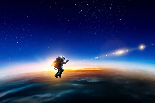 Astronauta no espaço na órbita do planeta. — Fotografia de Stock