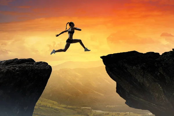 Saltando sobre precipício, conceito de desafio. — Fotografia de Stock