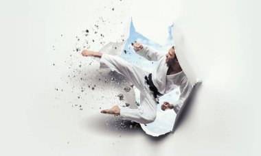 Karate vuruşlu yırtık kağıt efekti