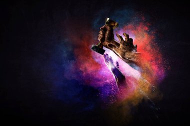 Renkli arka planda şampiyonluk kupasını tutan eller. Karışık ortam