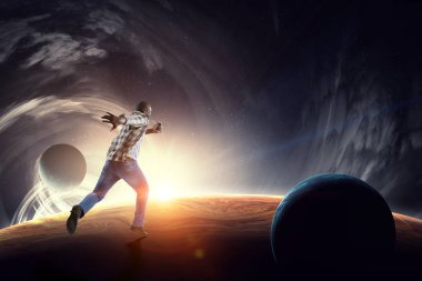 Gündelik giysiler içindeki siyah adam hareket halinde.