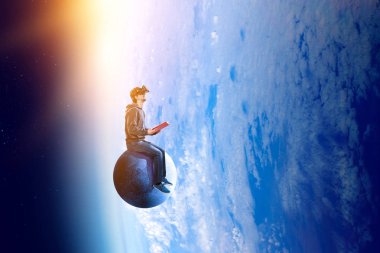 Sanal gerçeklik deneyimi, sanal gerçeklik gözlüklü genç adam. Karışık ortam