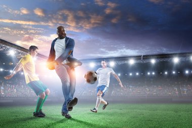 Siyah adam en iyi futbol maçını oynar. Karışık ortam
