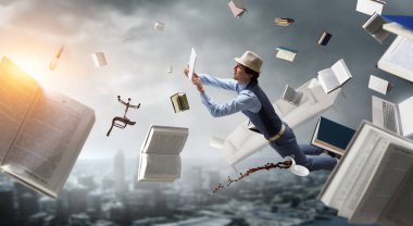 Gülümseyen neşeli levitating genç adam