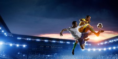 Stadyumdaki futbol oyuncuları iş başında. Karışık ortam
