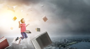 Sevimli mutlu küçük çocuk atlıyor. Karışık ortam