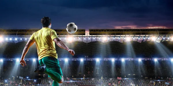 Jugador de fútbol en el estadio en acción. Medios mixtos — Foto de Stock