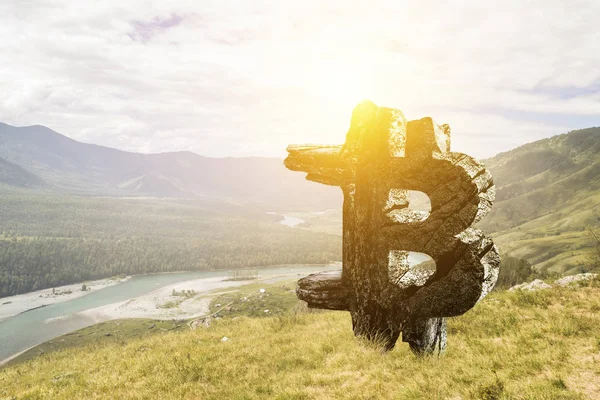 Символ Bitcoin на фоні пейзажу — стокове фото
