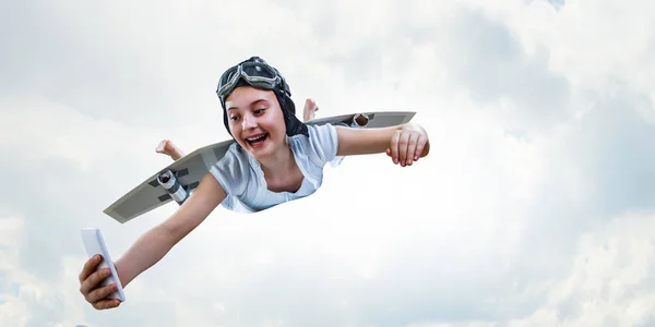 Volar con ala de avión hecha a sí mismo — Foto de Stock