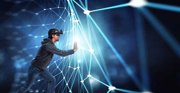 Experiência de realidade virtual. Homem de óculos VR — Fotografia de Stock