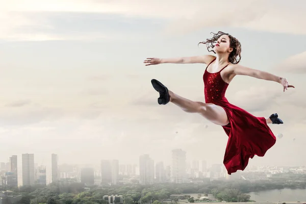 Mladá a krásná tanečnice v červených šatech. Smíšená média — Stock fotografie