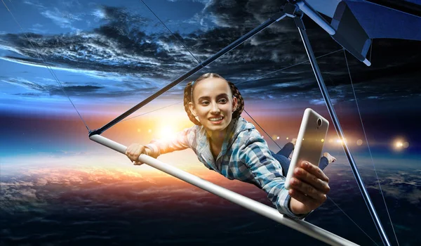 Jeune femme volant sur deltaplane. Techniques mixtes — Photo