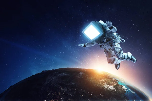 Astronauta con cabeza de TV en el espacio. Medios mixtos. —  Fotos de Stock