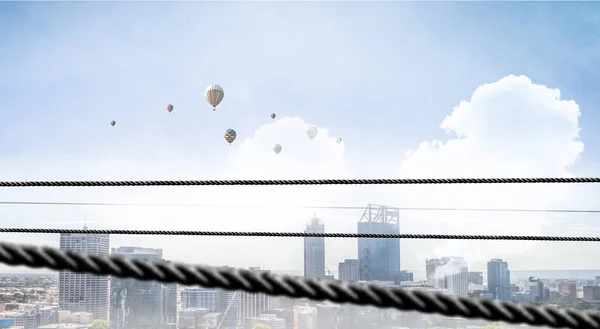 Edificios modernos paisaje urbano con globos volando vista de ángulo alto — Foto de Stock