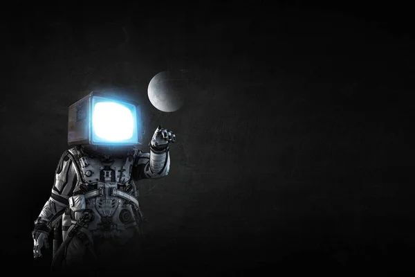 Astronauta com cabeça de TV sobre fundo preto. Meios mistos . — Fotografia de Stock