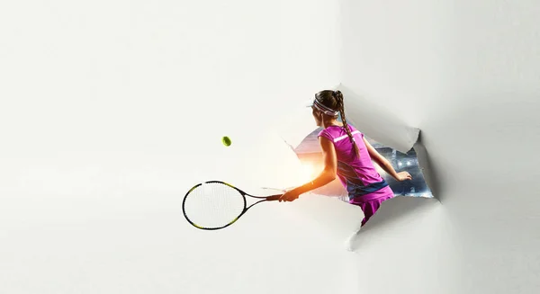 纸突破孔效应和网球运动员 — 图库照片