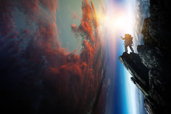 Űrhajós és bolygó, ember az űrben koncepció — Stock Fotó