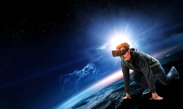 Jongeman in virtuele realiteit — Stockfoto