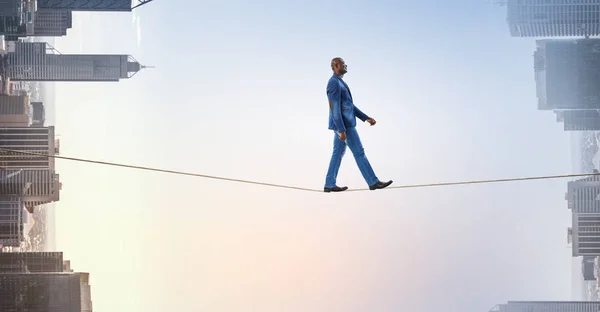 Hombre negro alegre vistiendo ropa casual caminar. Medios mixtos — Foto de Stock