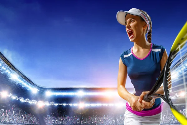 Mujer joven jugando al tenis en acción. Medios mixtos — Foto de Stock