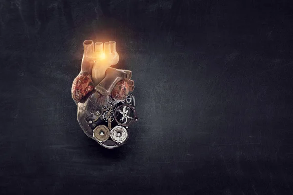 Анатомическое сердце, изготовленное из шестеренок и механических деталей — стоковое фото