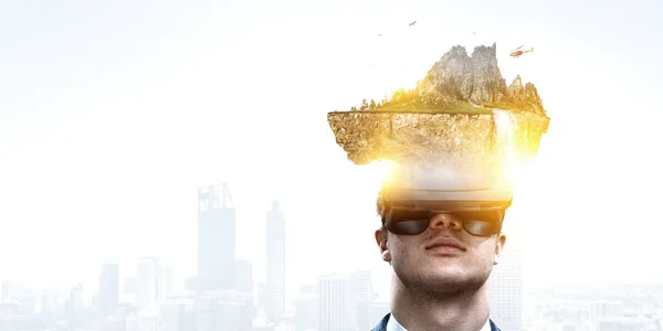 Imagem abstrata da experiência de realidade virtual, um homem em óculos VR — Fotografia de Stock