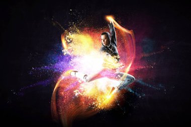 Renkli sıçramaları arka plan ile hoodie atlama modern kadın dansçı. Karışık medya