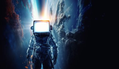 Uzayda televizyon başında bir astronot. Karışık ortam.
