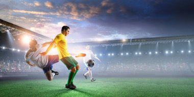 Stadyumdaki futbol oyuncuları iş başında. Karışık ortam