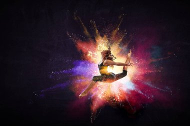 Bir sıçrama genç modern Bale dansçısı. Karışık medya