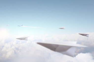 Kağıt uçaklar ile gökyüzünde Uçak