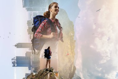 Sırt çantalı gezgin kadın turist