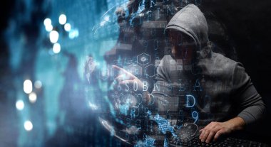 Kapüşonlu bilgisayar korsanı koyu renk temalı