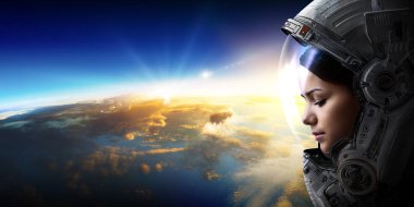 Gezegen yörüngesinde uzayda kadın astronot.