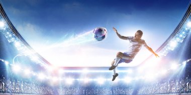 Stadyumdaki futbol oyuncuları iş başında. Karışık ortam