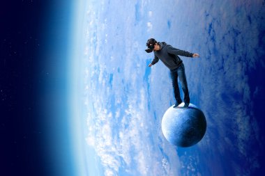 Sanal gerçeklik deneyimi, sanal gerçeklik gözlüklü genç adam.