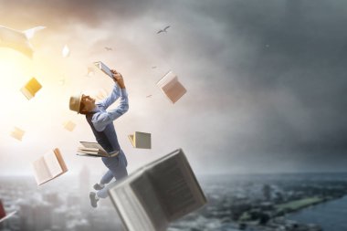 Gülümseyen neşeli genç adam. Karışık ortam