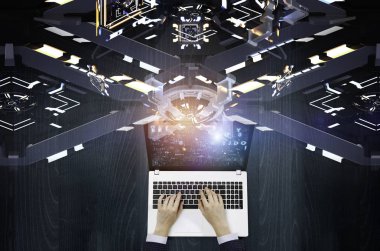 İş kadını eller teknoloji arka planda laptop yazarak. Karışık medya