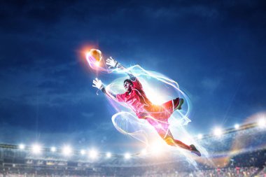 Stadyumdaki futbolcu iş başında. Karışık ortam