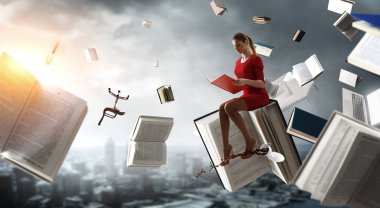 Kitap okuyan genç bir kadın. Karışık ortam
