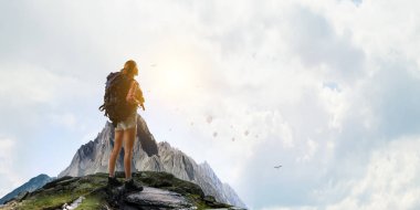 Sırt çantalı gezgin kadın turist