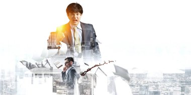 Ofiste duran genç bir işadamı. Karışık medya