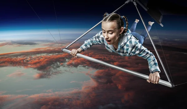 年轻女子坐着滑翔机飞行.混合媒体 — 图库照片
